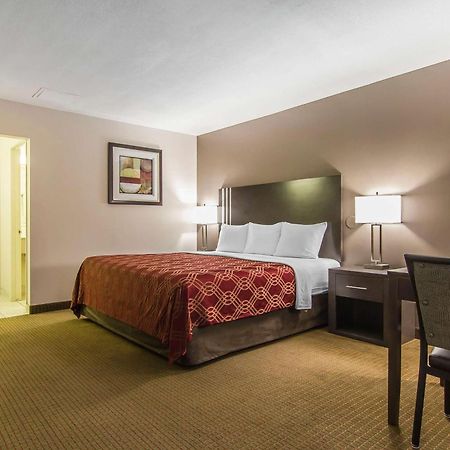 Econo Lodge Inn & Suites Lethbridge Bagian luar foto