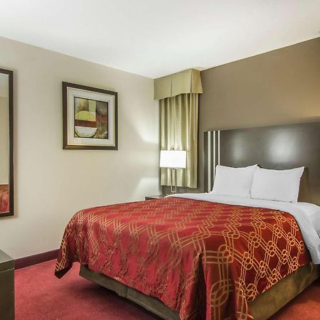 Econo Lodge Inn & Suites Lethbridge Bagian luar foto