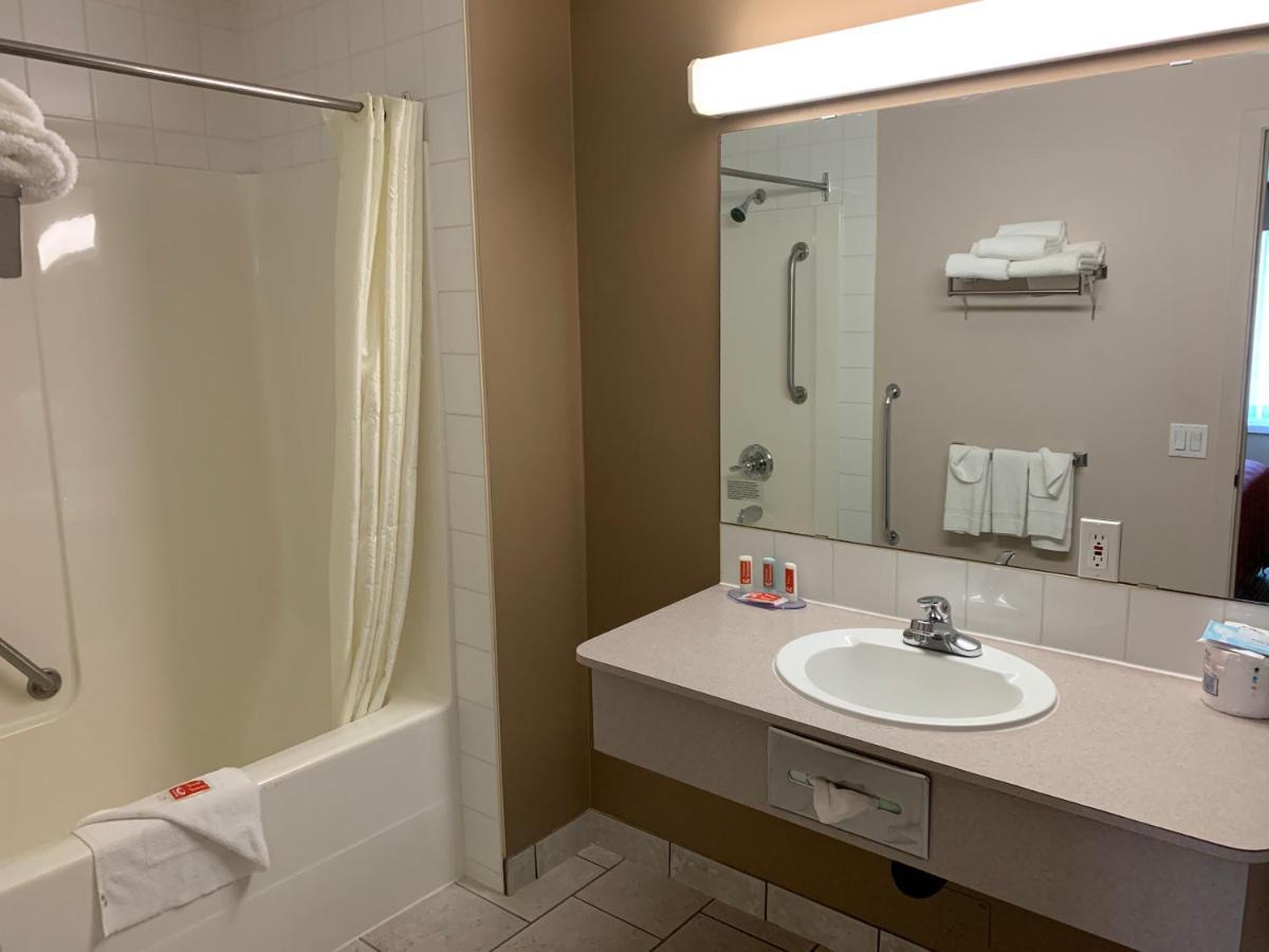 Econo Lodge Inn & Suites Lethbridge Bagian luar foto