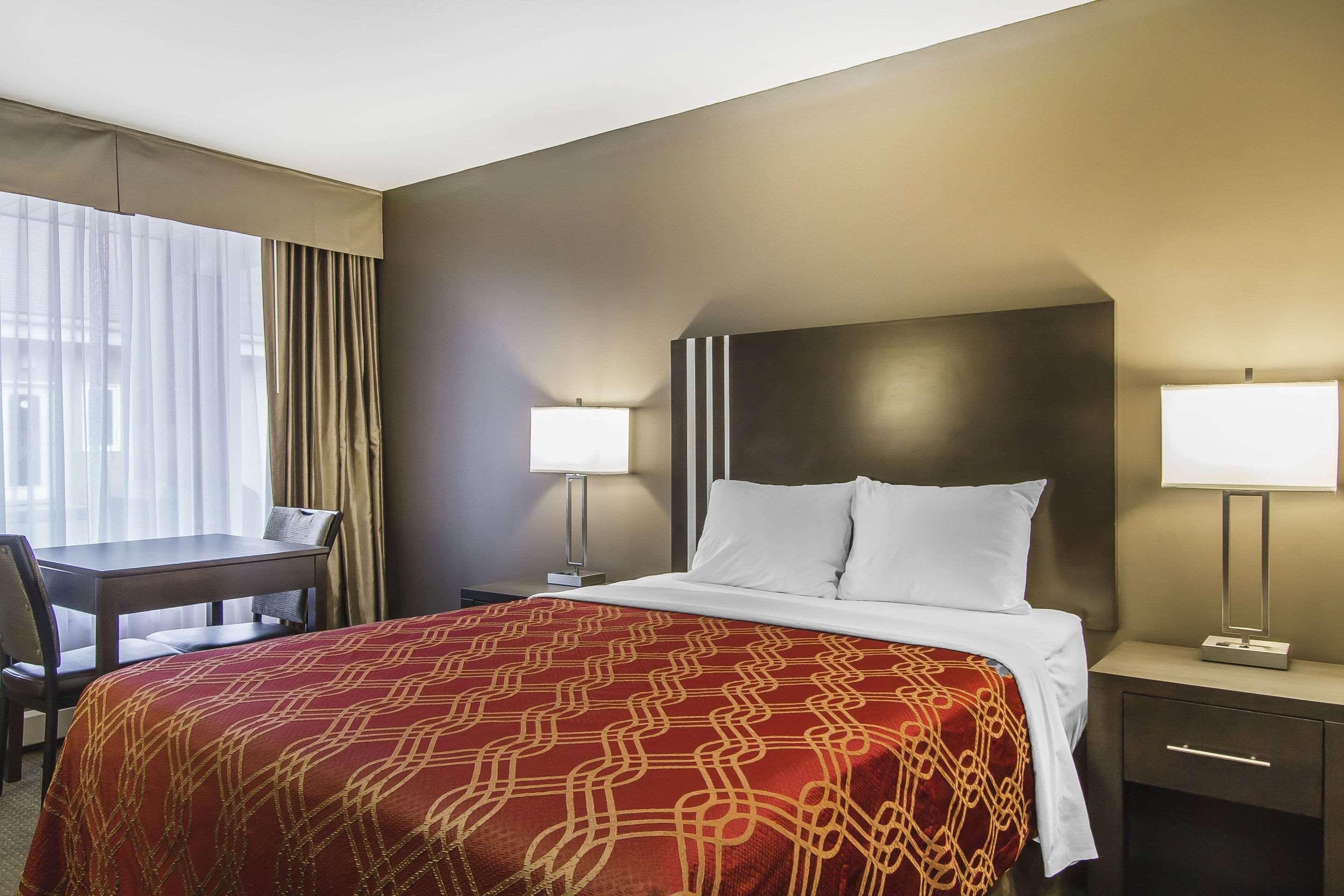 Econo Lodge Inn & Suites Lethbridge Bagian luar foto