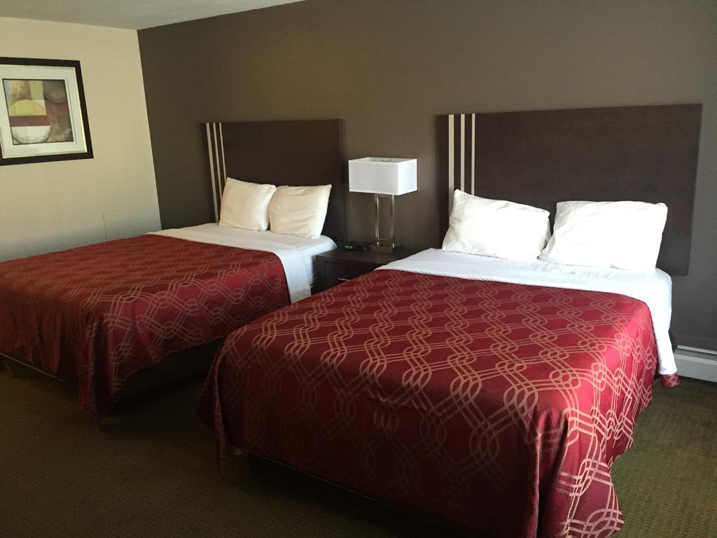 Econo Lodge Inn & Suites Lethbridge Bagian luar foto