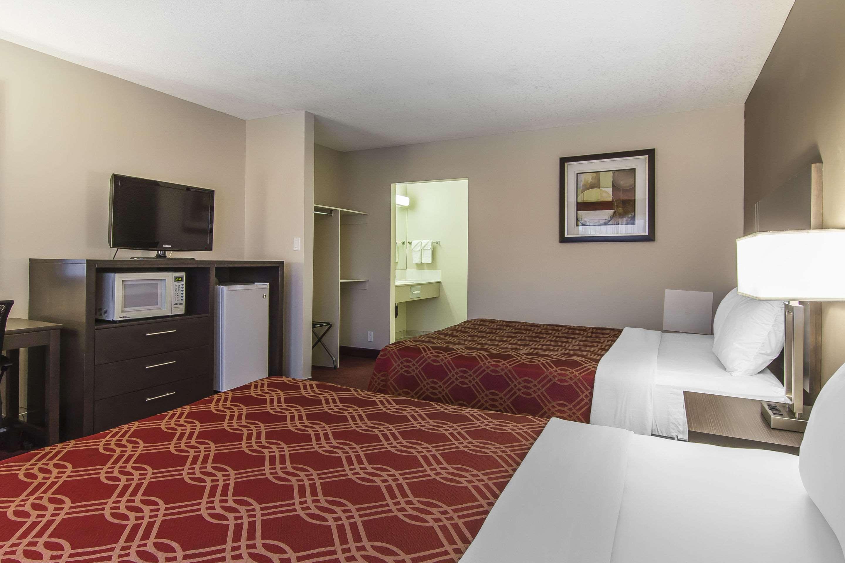 Econo Lodge Inn & Suites Lethbridge Bagian luar foto