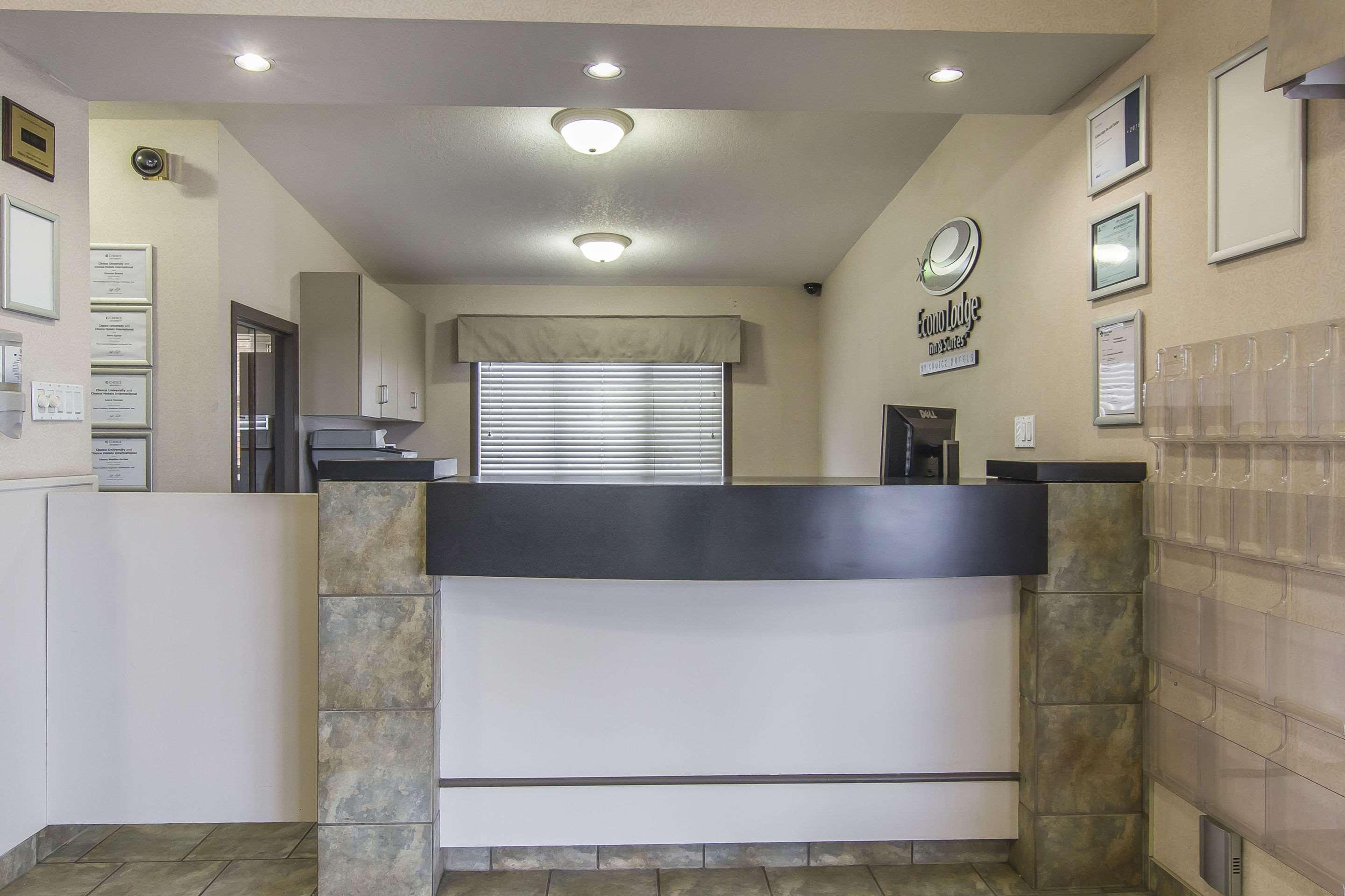 Econo Lodge Inn & Suites Lethbridge Bagian luar foto