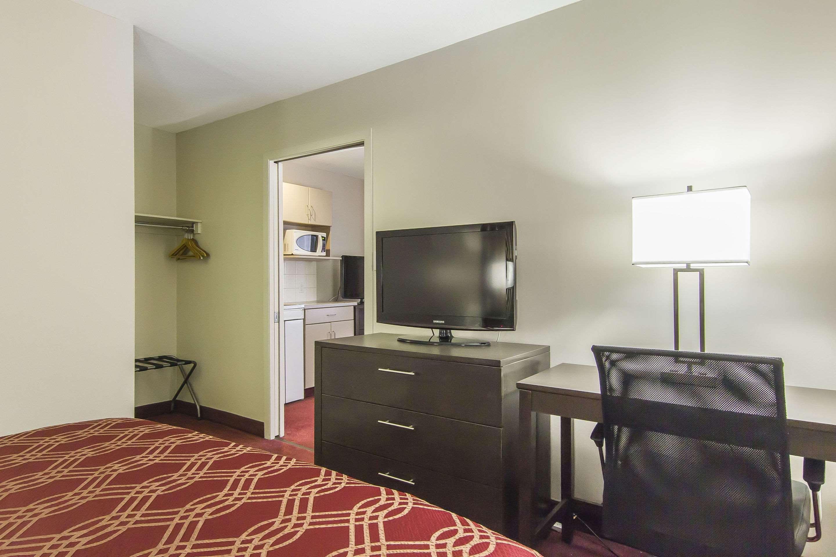Econo Lodge Inn & Suites Lethbridge Bagian luar foto