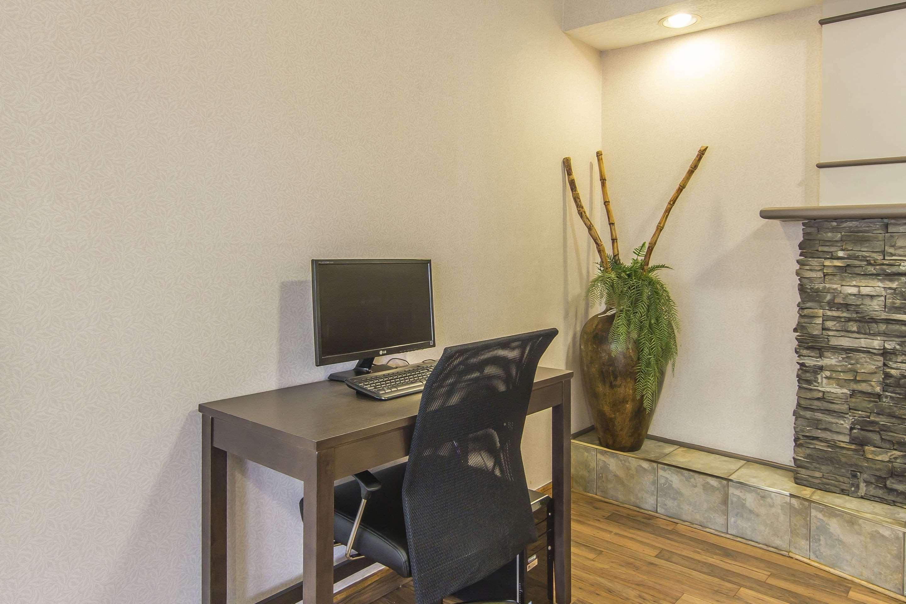 Econo Lodge Inn & Suites Lethbridge Bagian luar foto