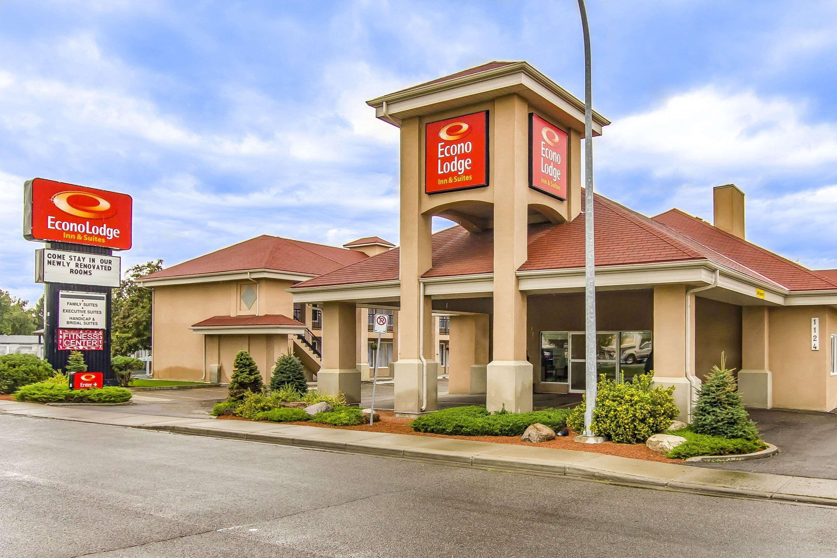 Econo Lodge Inn & Suites Lethbridge Bagian luar foto