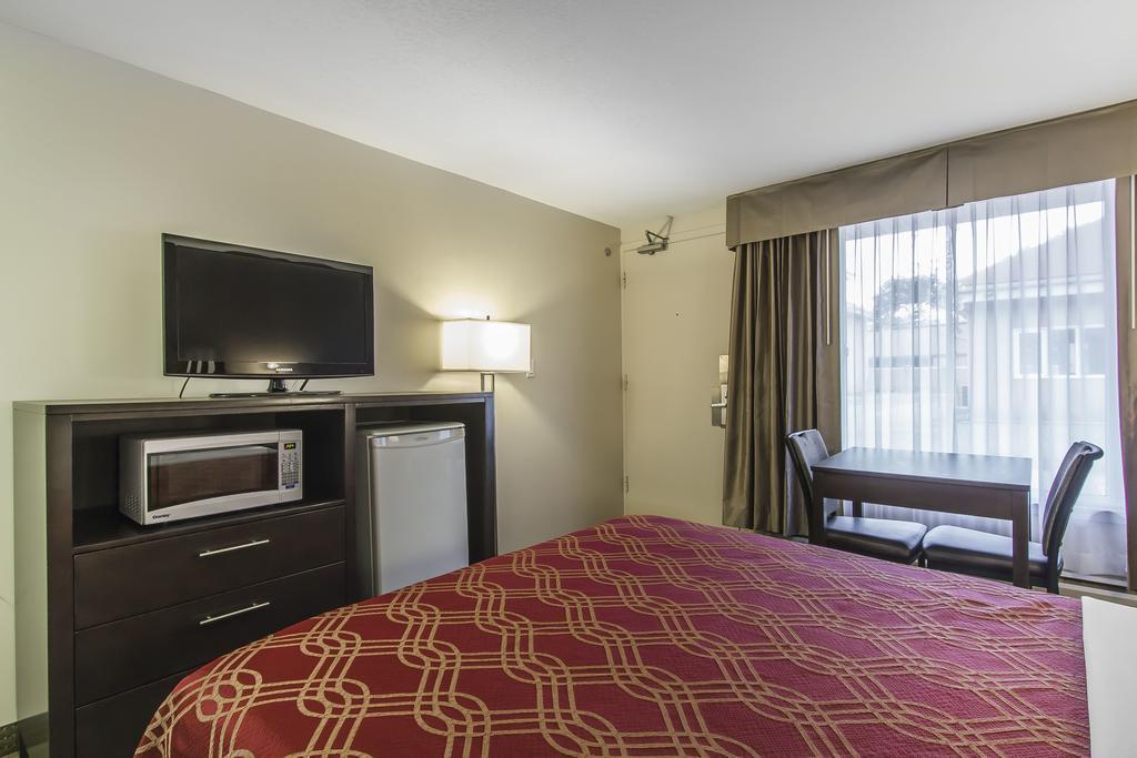 Econo Lodge Inn & Suites Lethbridge Bagian luar foto