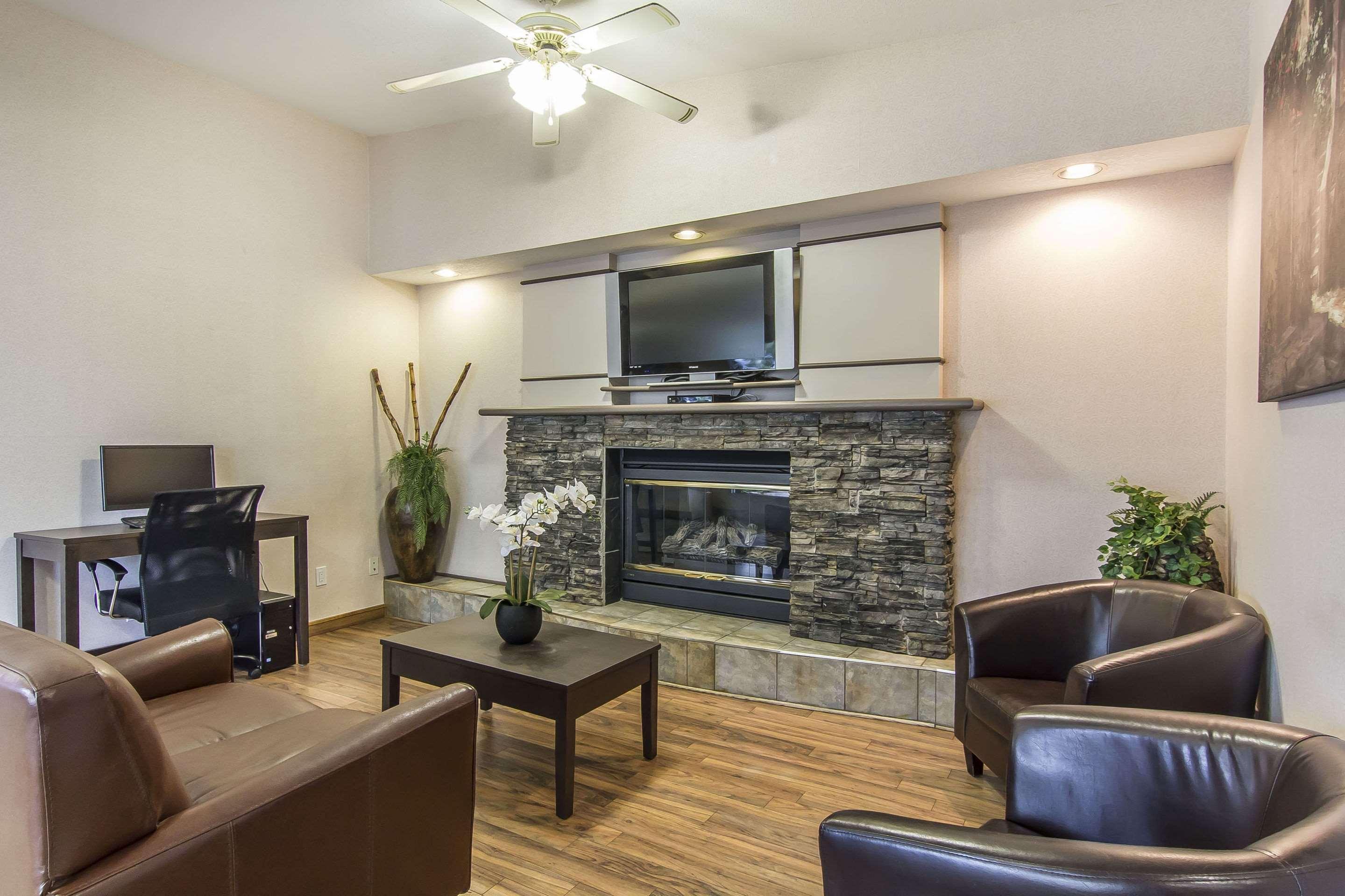 Econo Lodge Inn & Suites Lethbridge Bagian luar foto