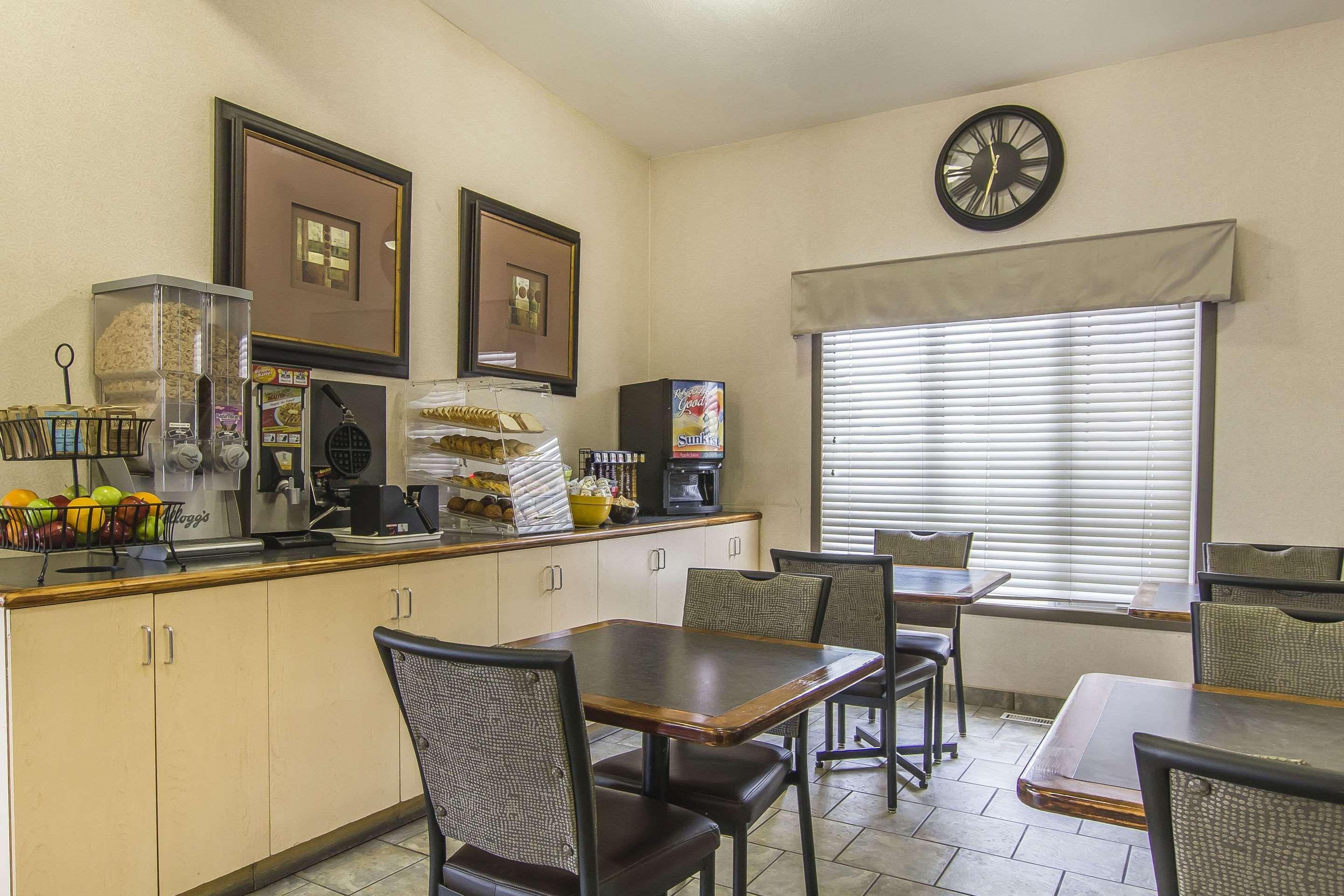 Econo Lodge Inn & Suites Lethbridge Bagian luar foto