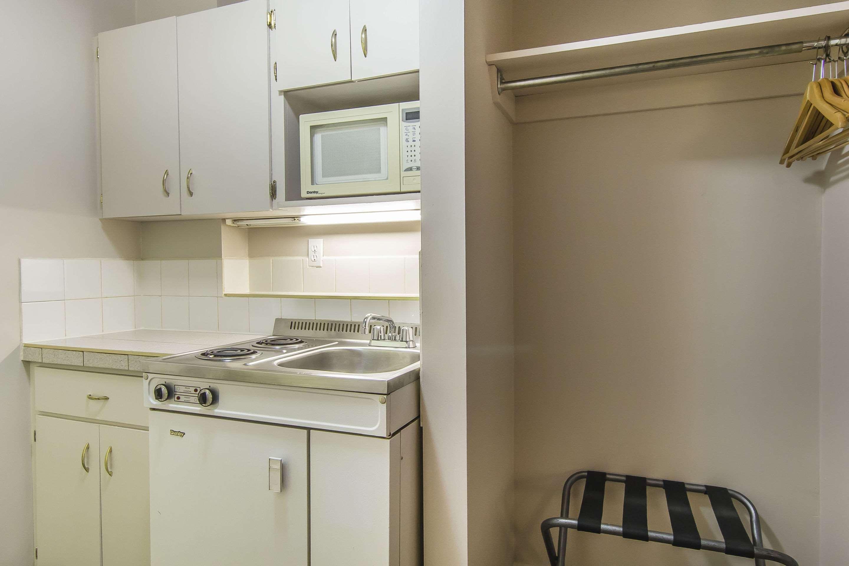 Econo Lodge Inn & Suites Lethbridge Bagian luar foto