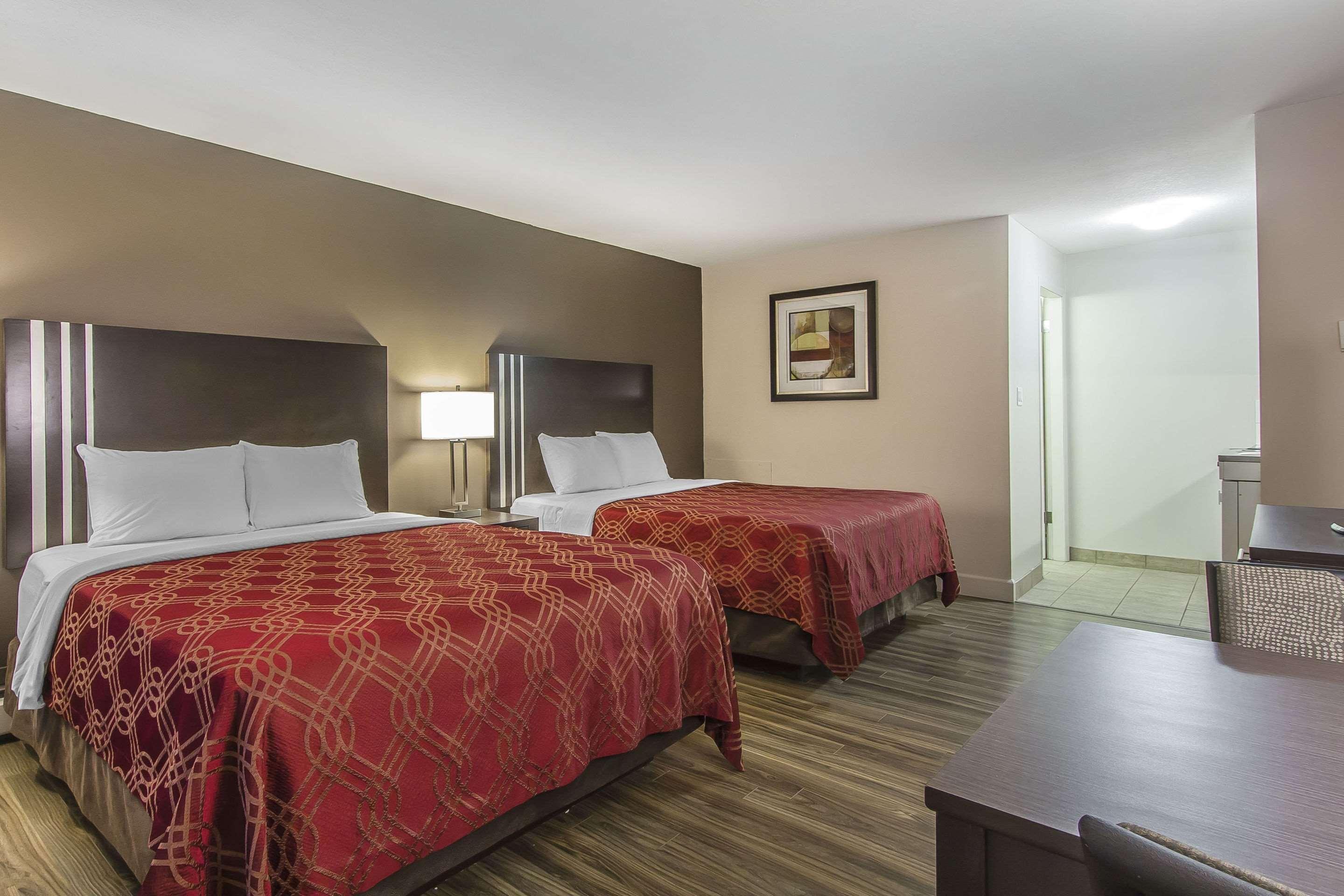 Econo Lodge Inn & Suites Lethbridge Bagian luar foto