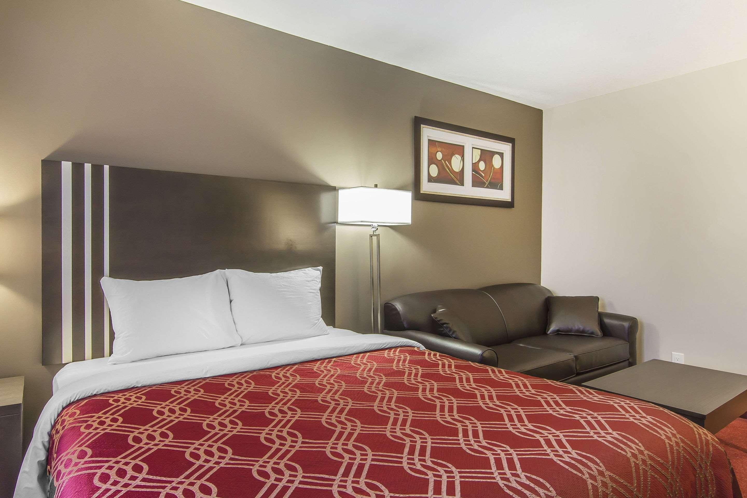 Econo Lodge Inn & Suites Lethbridge Bagian luar foto