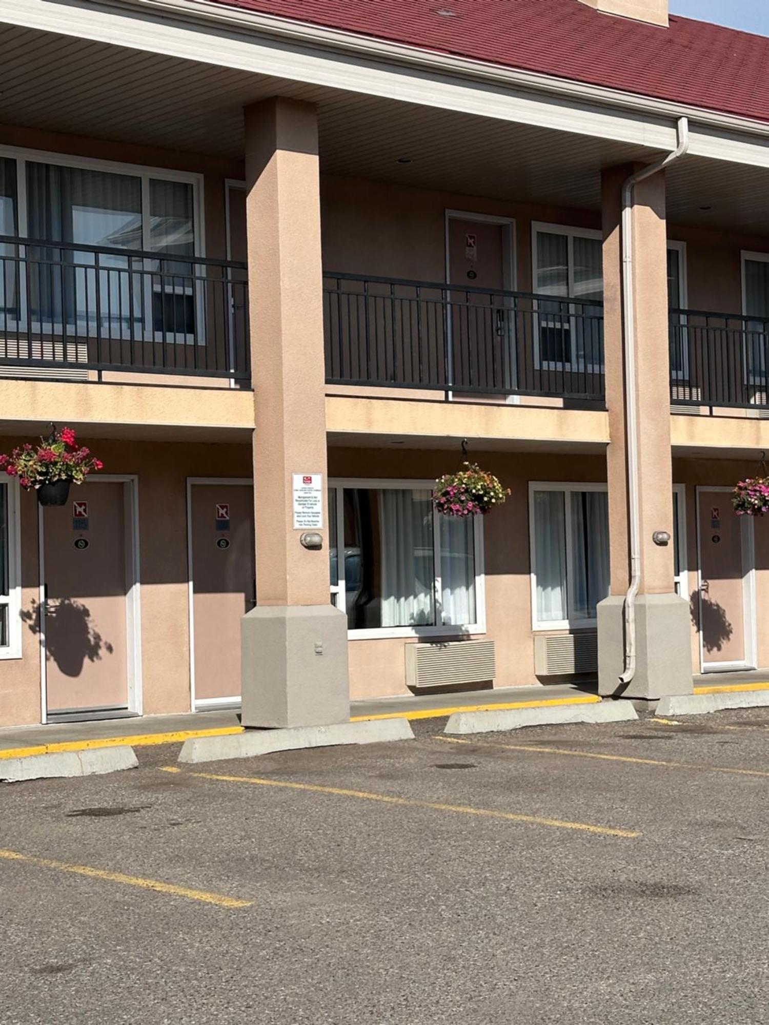 Econo Lodge Inn & Suites Lethbridge Bagian luar foto