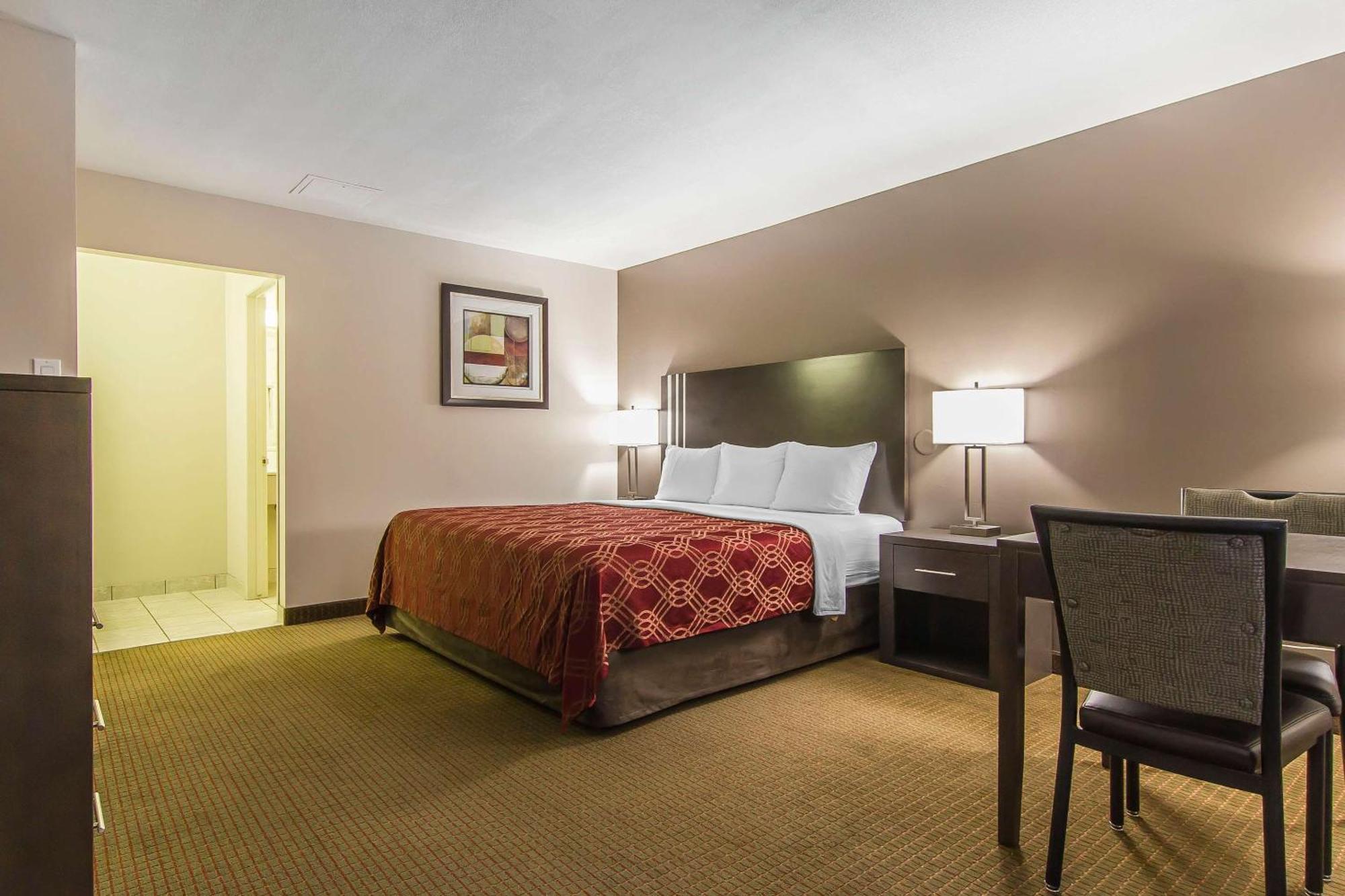 Econo Lodge Inn & Suites Lethbridge Bagian luar foto