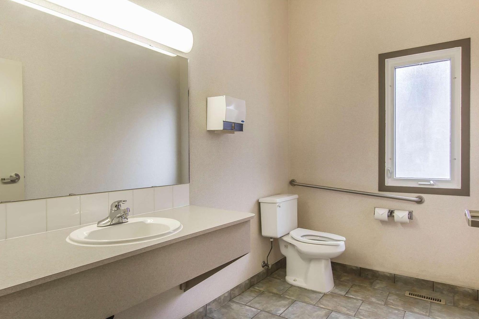 Econo Lodge Inn & Suites Lethbridge Bagian luar foto