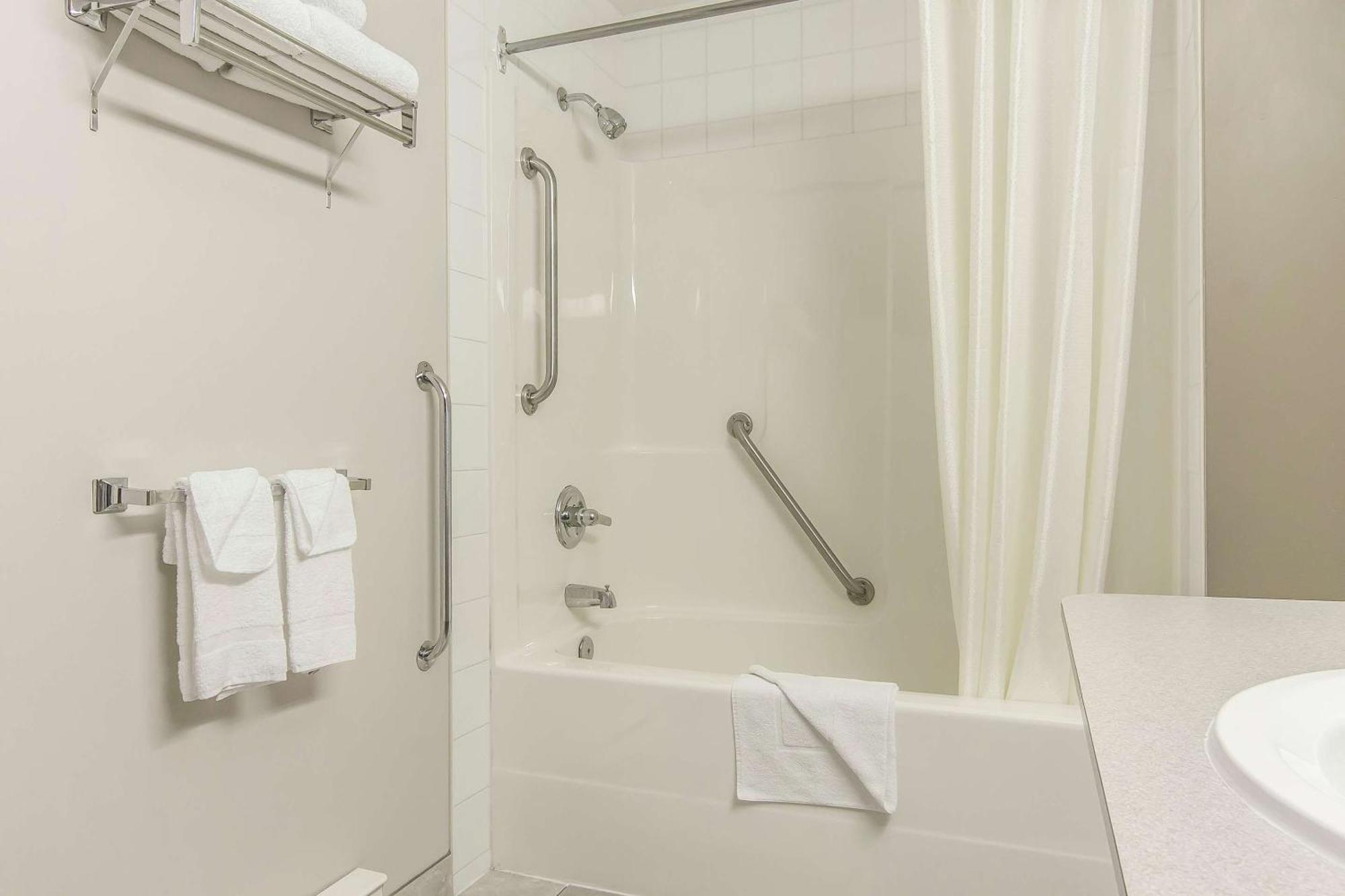 Econo Lodge Inn & Suites Lethbridge Bagian luar foto