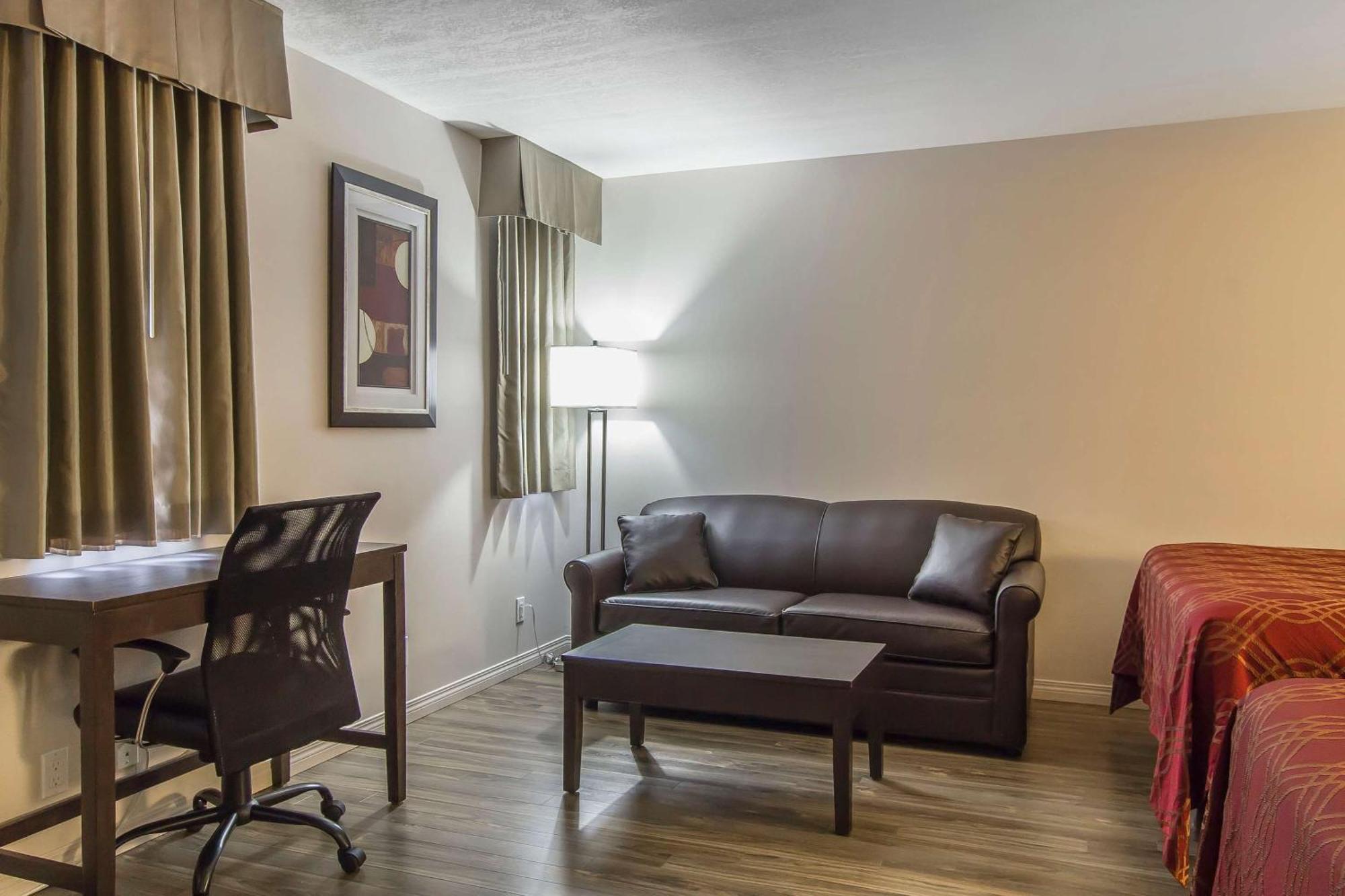 Econo Lodge Inn & Suites Lethbridge Bagian luar foto