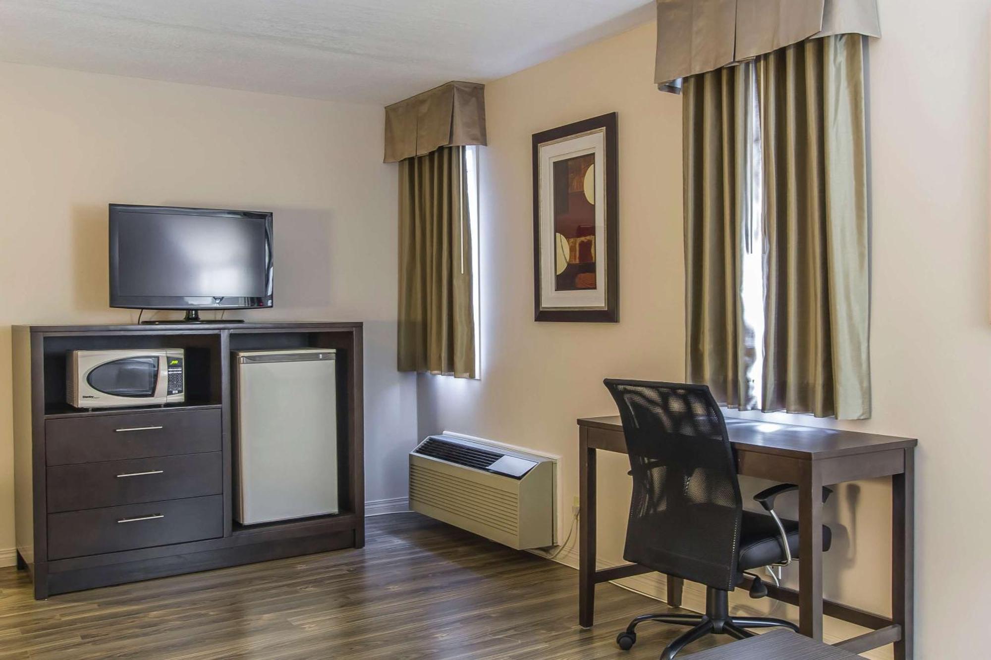 Econo Lodge Inn & Suites Lethbridge Bagian luar foto