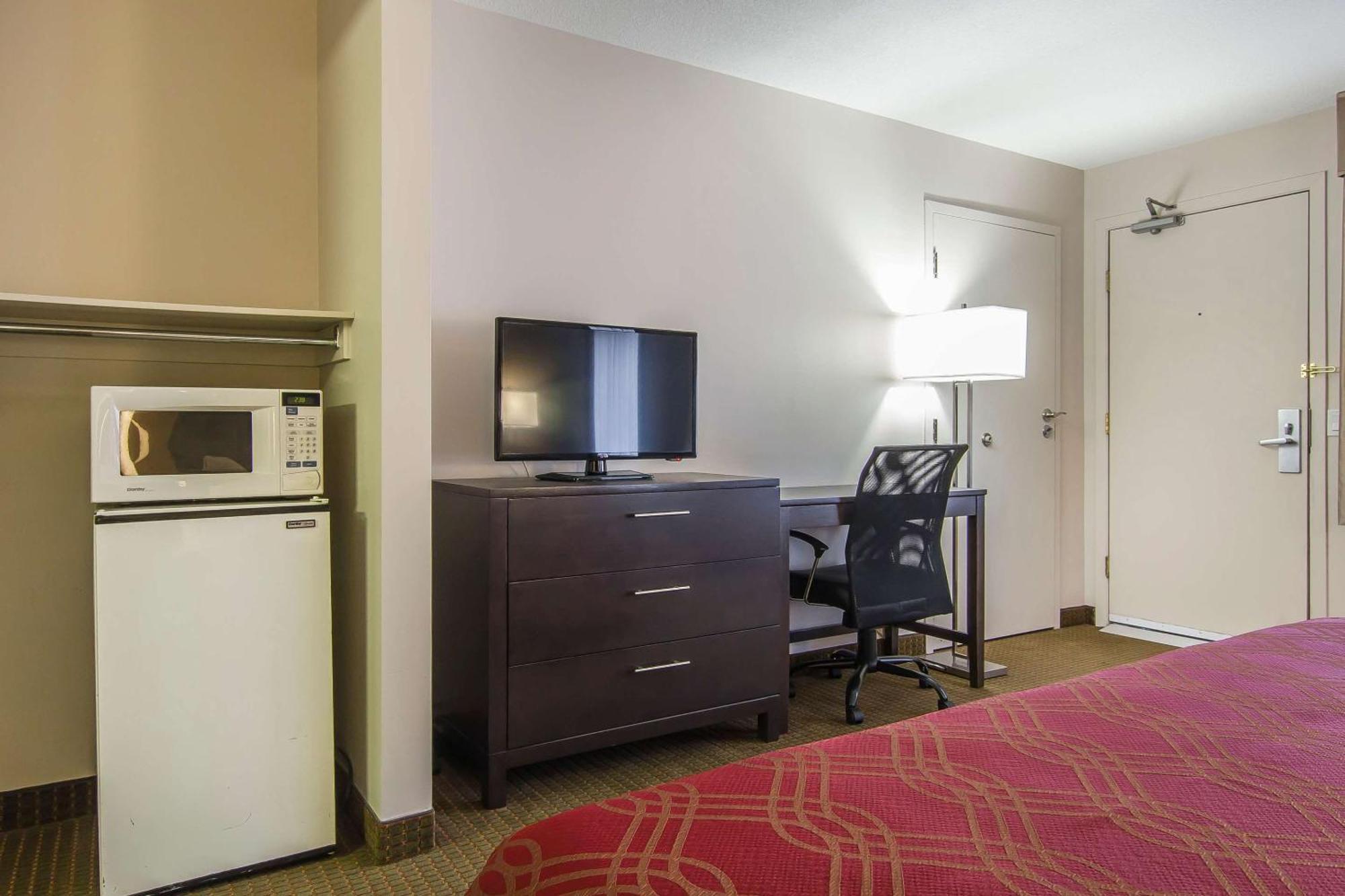 Econo Lodge Inn & Suites Lethbridge Bagian luar foto