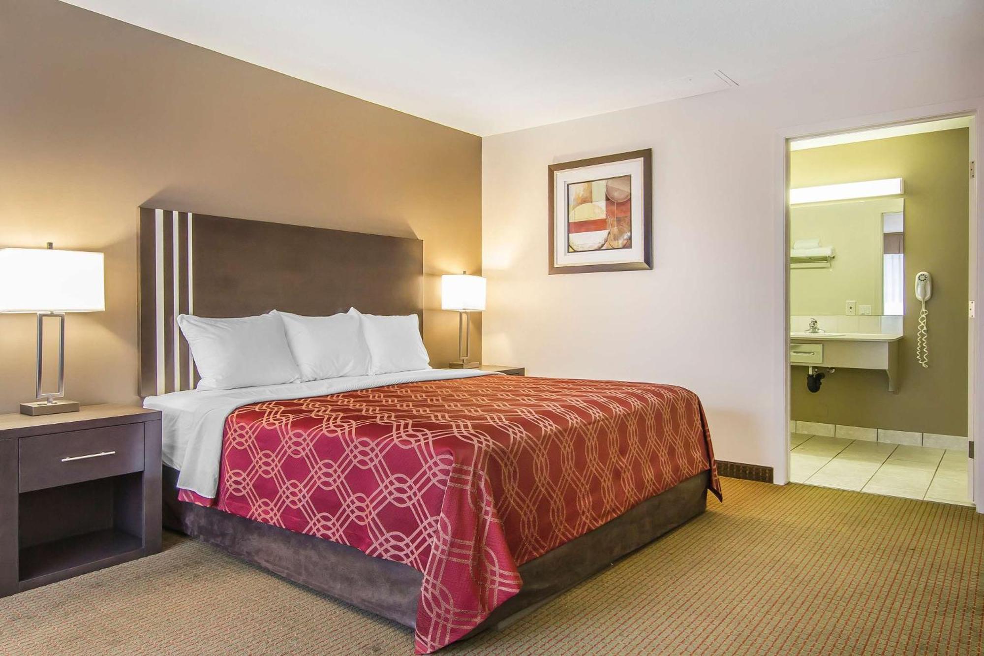 Econo Lodge Inn & Suites Lethbridge Bagian luar foto