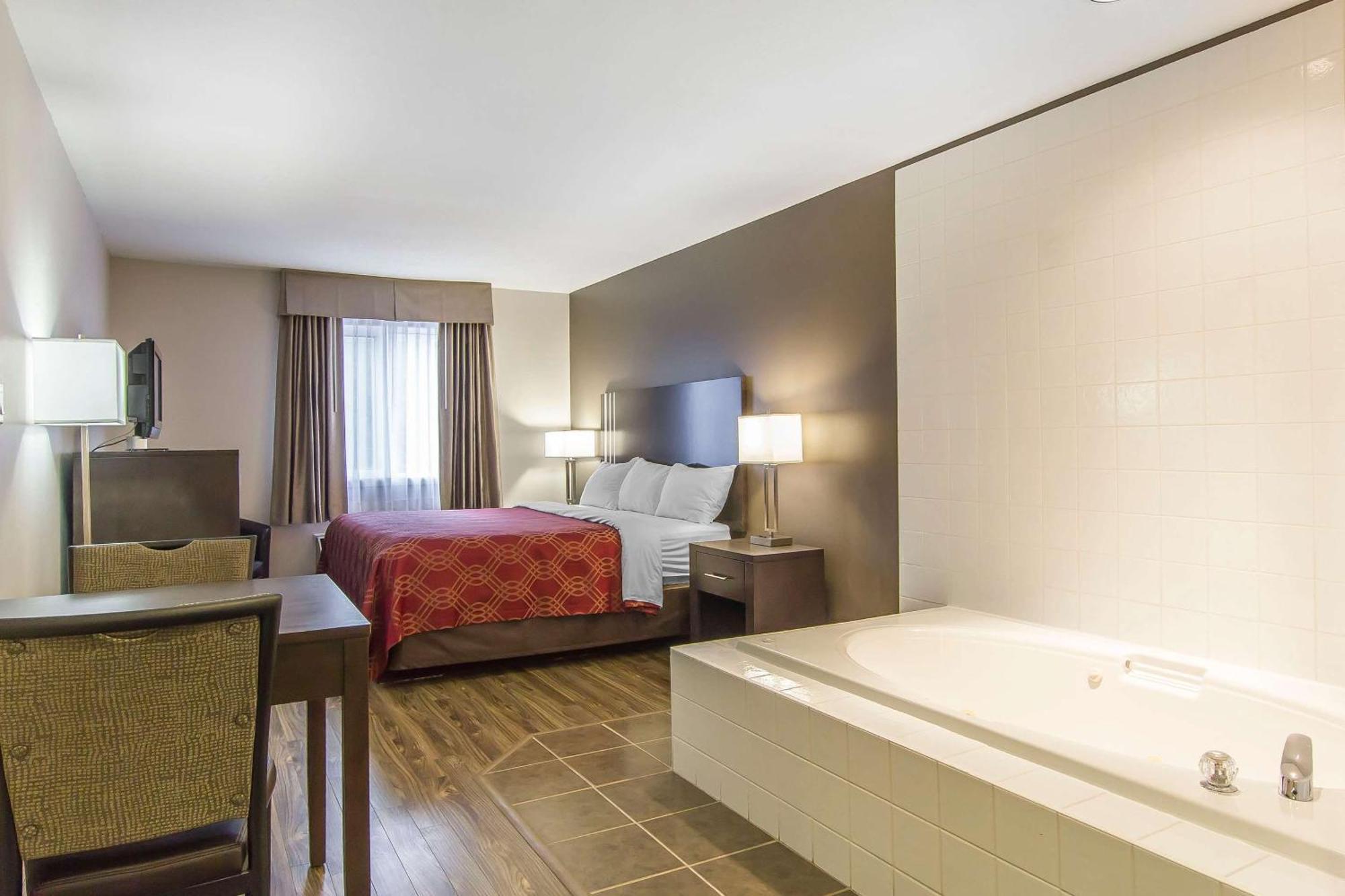 Econo Lodge Inn & Suites Lethbridge Bagian luar foto