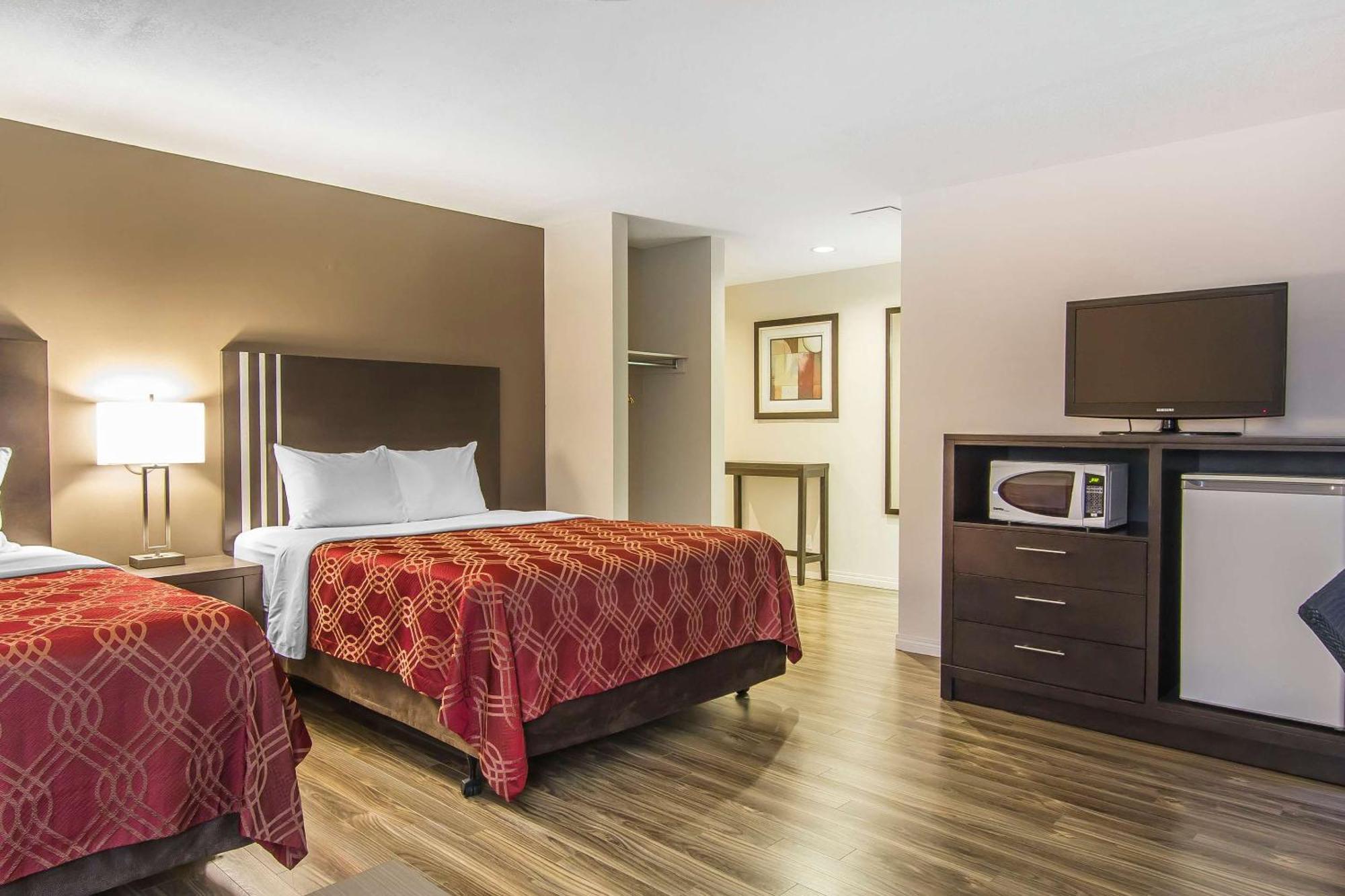 Econo Lodge Inn & Suites Lethbridge Bagian luar foto