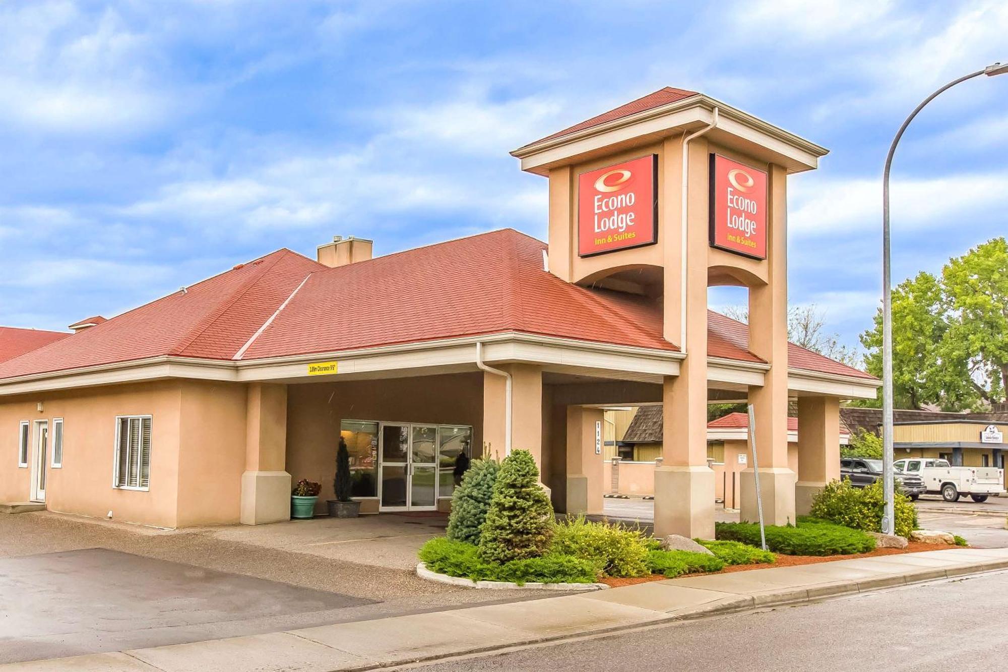 Econo Lodge Inn & Suites Lethbridge Bagian luar foto