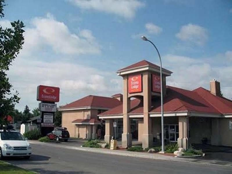 Econo Lodge Inn & Suites Lethbridge Bagian luar foto